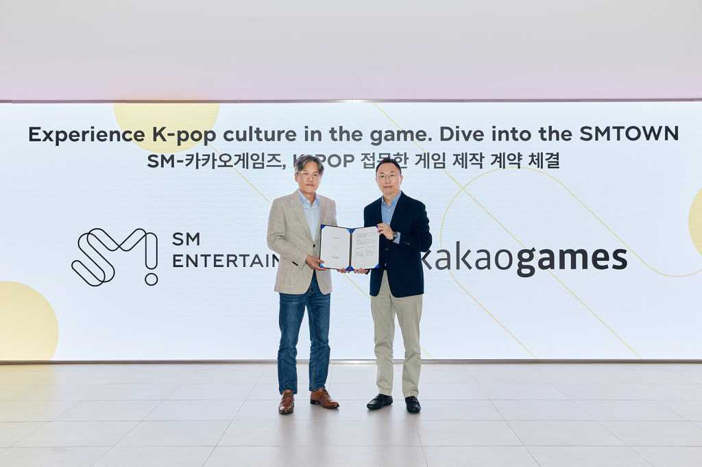 (왼쪽부터) 장철혁 SM엔터테인먼트 대표이사, 한상우 카카오게임즈 대표이사
