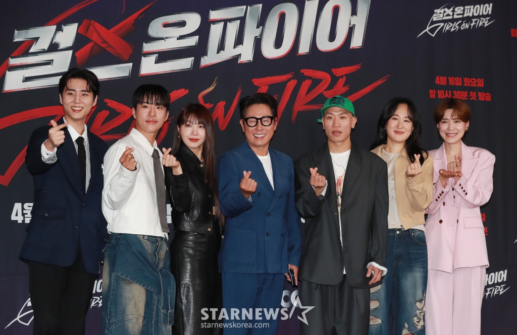 영케이, 킹키, 정은지, 윤종신, 개코, 선우정아, 장도연이 16일 오후 서울 마포구 상암동 스탠포드호텔에서 진행된 JTBC 예능 '걸스 온 파이어' 제작발표회에 참석해 포즈를 취하고 있다. 'NEW K-POP'을 제안할 여성 보컬 그룹 결성 오디션 프로그램 '걸스 온 파이어'는 오늘(16일) 첫 방송된다. /2024.04.16 /사진=이동훈