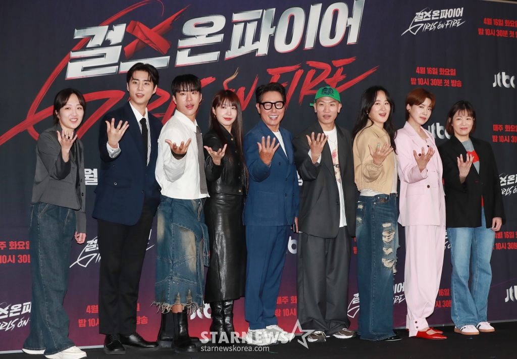 김학영 PD, 영케이, 킹키, 정은지, 윤종신, 개코, 선우정아, 장도연, 김희정 CP가 16일 오후 서울 마포구 상암동 스탠포드호텔에서 진행된 JTBC 예능 '걸스 온 파이어' 제작발표회에 참석해 포즈를 취하고 있다. 'NEW K-POP'을 제안할 여성 보컬 그룹 결성 오디션 프로그램 '걸스 온 파이어'는 오늘(16일) 첫 방송된다. /2024.04.16 /사진=이동훈