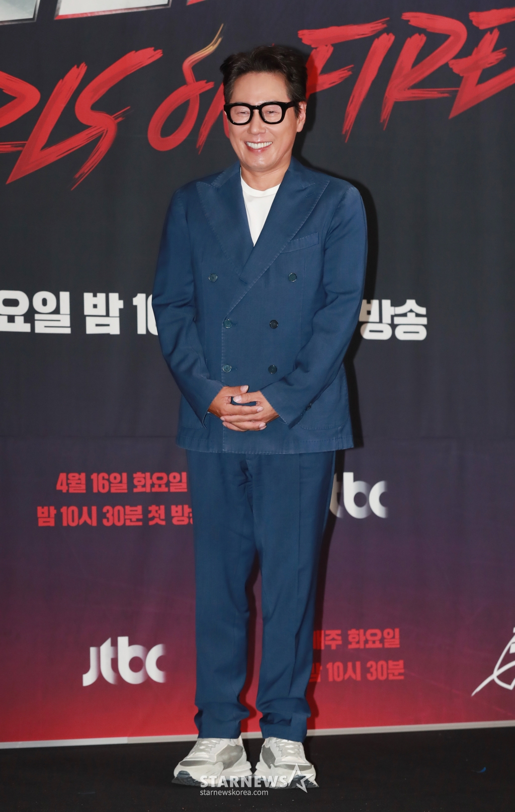 가수 윤종신이 16일 오후 서울 마포구 상암동 스탠포드호텔에서 진행된 JTBC 예능 '걸스 온 파이어' 제작발표회에 참석해 포즈를 취하고 있다. 'NEW K-POP'을 제안할 여성 보컬 그룹 결성 오디션 프로그램 '걸스 온 파이어'는 오늘(16일) 첫 방송된다. /2024.04.16 /사진=이동훈