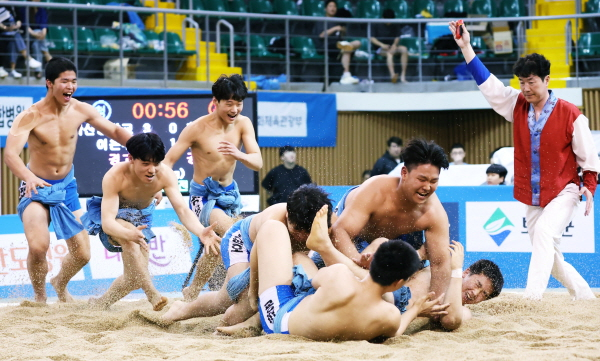 15일(월) 전라남도 보성군 벌교스포츠센터에서 열린 ‘제2회 대한체육회장기전국장사씨름대회’ 중학교부 단체전에 우승을 차지한 마산중학교(경남)가 우승을 확정한 후 함께 기뻐하고 있다/사진제공=씨름협회