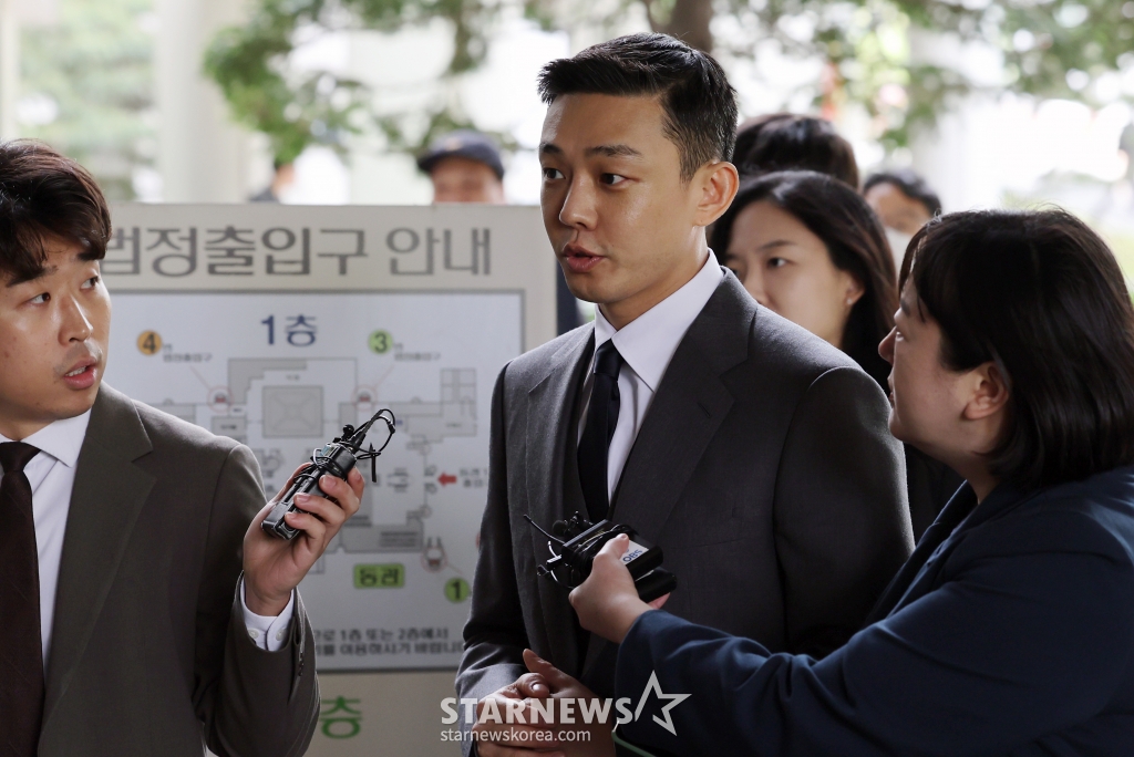 [서울=뉴시스] 조성우 기자 = 상습 마약 투약 혐의로 기소된 배우 유아인이 16일 오후 서울 서초구 서울중앙지방법원에서 열린 4차 공판에 출석하고 있다. 2024.04.16. xconfind@newsis.com /사진=조성우