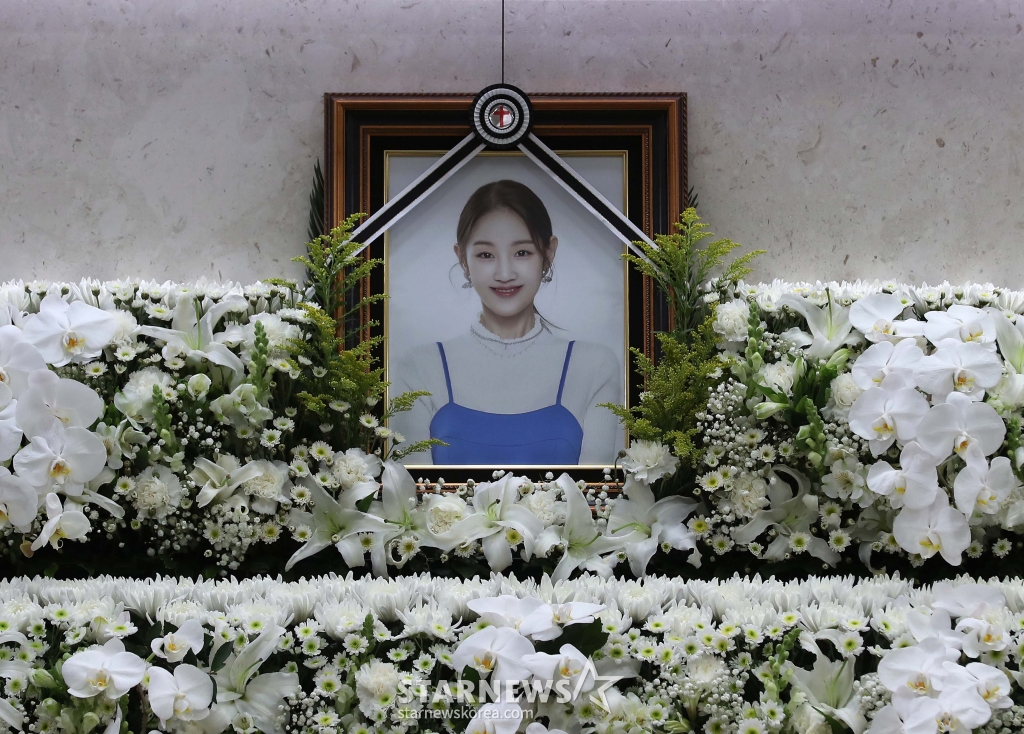 15일 서울 송파구 서울아산병원 장례식장에 마련된 가수 故 박보람의 빈소에 고인의 영정사진이 놓여 있다. /사진공동취재단 2024.04.15 /사진=이동훈