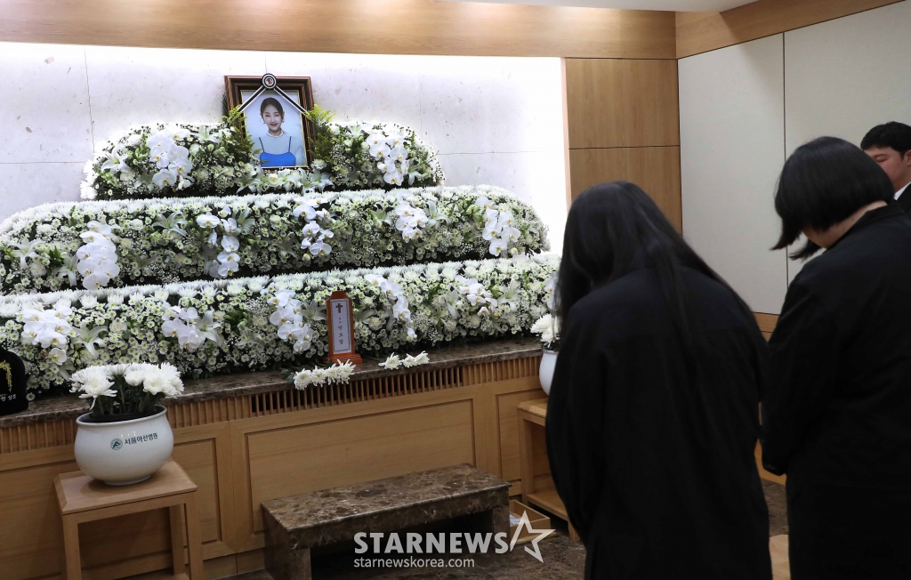 15일 서울 송파구 서울아산병원 장례식장에 마련된 가수 故 박보람의 빈소에 고인의 영정사진이 놓여 있다. /사진공동취재단 2024.04.15 /사진=이동훈