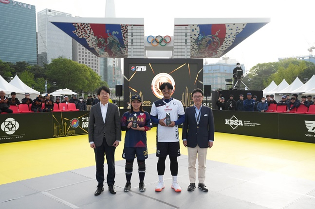우승과 준우승을 차지한 일본과 대만 선수(가운데). 맨 오른쪽은 이종훈 대한야구소프트볼협회장. /사진=대한야구소프트볼협회