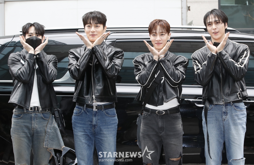(서울=뉴스1) 권현진 기자 = 하이라이트 양요섭(왼쪽부터)과 윤두준, 이기광, 하이라이트가 '더 시즌즈-이효리의 레드카펫' 사전 녹화를 위해 12일 서울 영등포구 KBS에 도착해 인사를 하고 있다. 2024.3.12/뉴스1  Copyright (C) 뉴스1. All rights reserved. 무단 전재 및 재배포,  AI학습 이용 금지. /사진=(서울=뉴스1) 권현진 기자