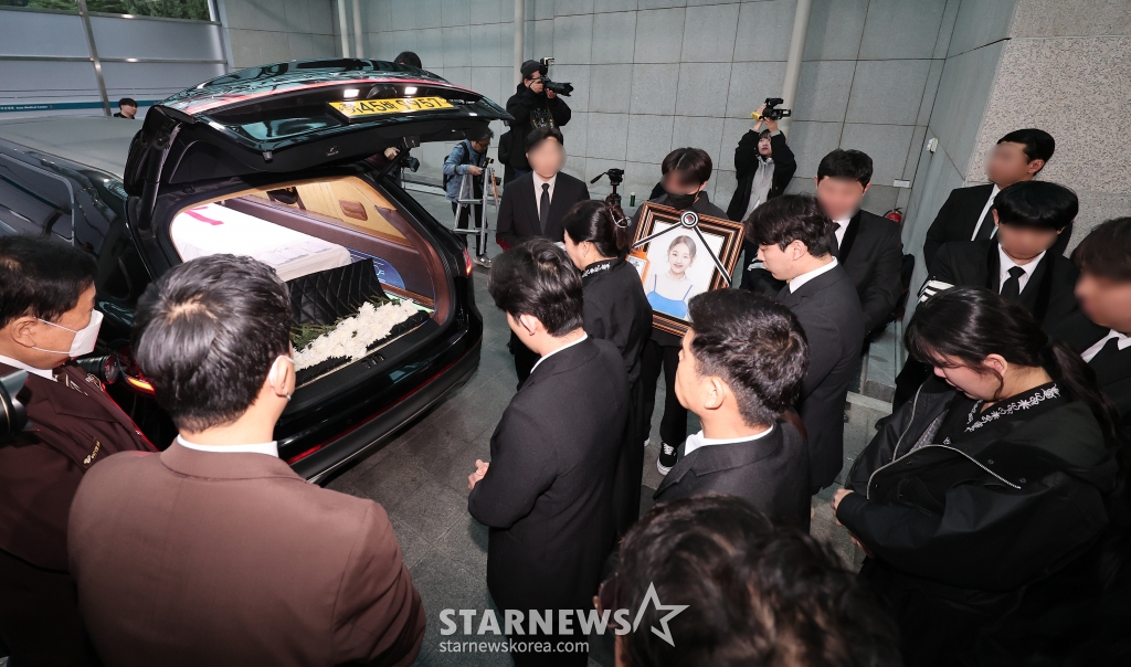 (서울=뉴스1) 김성진 기자 = 17일 오전 서울 송파구 서울아산병원 장례식장에서 ‘슈퍼스타K2’ 출신 가수 고(故) 박보람의 발인이 엄수되고 있다. 故 박보람은 지난 11일 오후 9시 55분께 지인들과 모임 중 화장실에서 쓰러진 상태로 발견돼 병원으로 옮겨졌으나 향년 30세의 나이로 숨졌다. 2024.4.17/뉴스1 Copyright (C) 뉴스1. All rights reserved. 무단 전재 및 재배포, AI학습 이용 금지. /사진=(서울=뉴스1) 김성진 기자