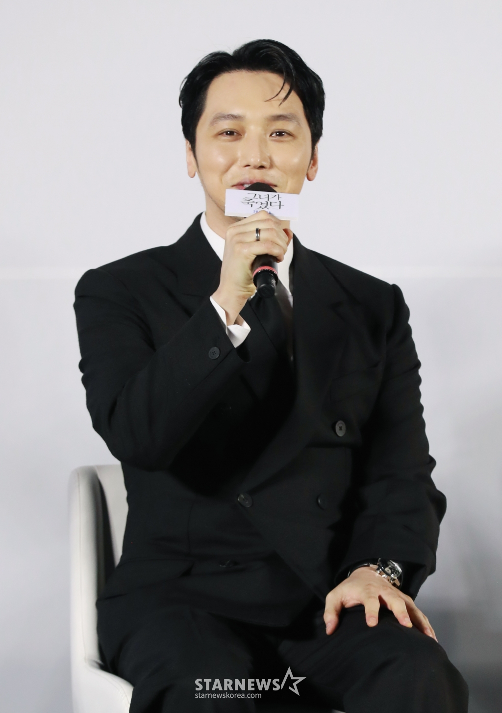 배우 변요한이 17일 오후 서울 서울 메가박스 성수점에서 진행된 영화 '그녀가 죽었다'(감독 김세휘) 제작발표회에 참석해 질문에 답하고 있다. 훔쳐보기가 취미인 공인중개사 정태(변요한)가 자신이 관찰하던 인플루언서 소라(신혜선)를 죽였다는 누명을 벗기 위해 벌이는 분투를 그린 영화 '그녀가 죽었다'는 오는 5월 개봉 예정이다. /2024.04.17 /사진=이동훈