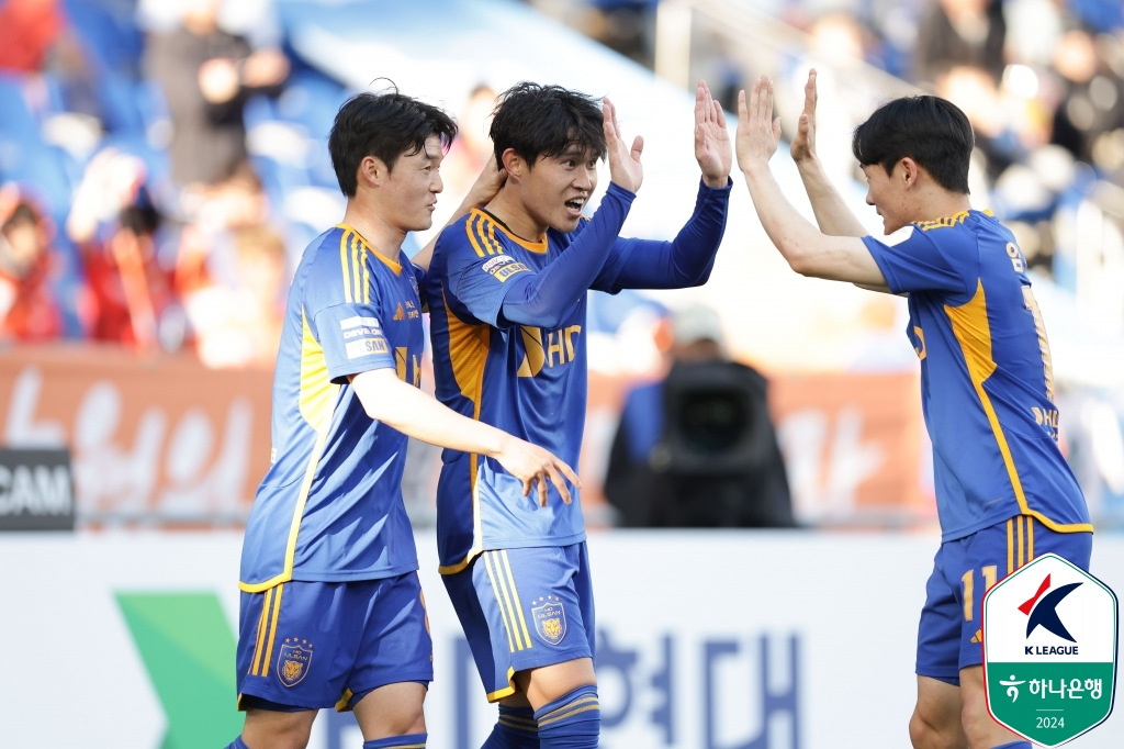 골 세리머니하는 이동경(가운데). /사진제공=한국프로축구연맹