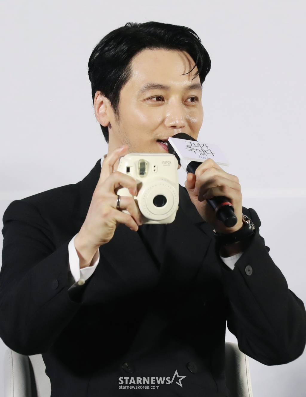 배우 변요한이 17일 오후 서울 서울 메가박스 성수점에서 진행된 영화 '그녀가 죽었다'(감독 김세휘) 제작발표회에 참석해 질문에 답하고 있다. 훔쳐보기가 취미인 공인중개사 정태(변요한)가 자신이 관찰하던 인플루언서 소라(신혜선)를 죽였다는 누명을 벗기 위해 벌이는 분투를 그린 영화 '그녀가 죽었다'는 오는 5월 개봉 예정이다. /2024.04.17 /사진=이동훈