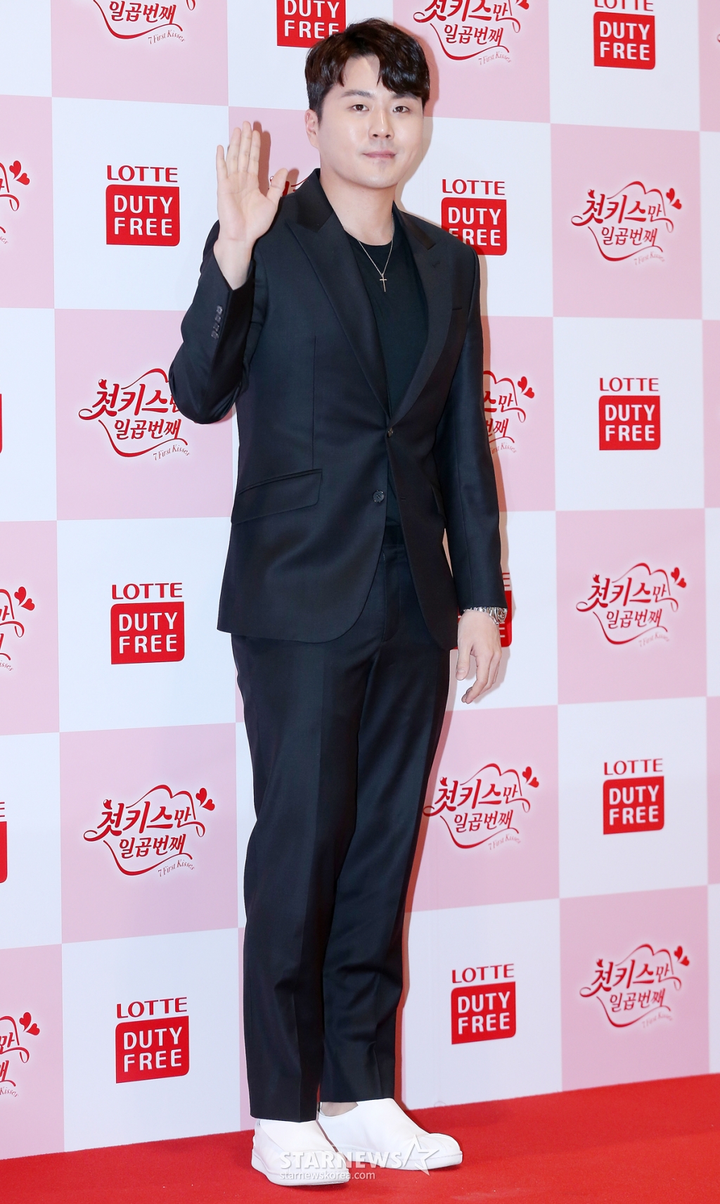 가수 이루가 22일 오전 서울 송파구 잠실 롯데월드타워 롯데시네마에서 진행된 웹드라마 '첫 키스만 일곱 번째' 제작발표회에 참석해 포즈를 취하고 있다. 웹드라마 '첫 키스만 일곱 번째'는 면세점 직원인 여주인공이 7명의 서로 다른 스타일의 매력을 가진 남자들과 펼치는 블록버스터 로맨스 드라마다. /사진=hwijpg@(김휘선 인턴기자)