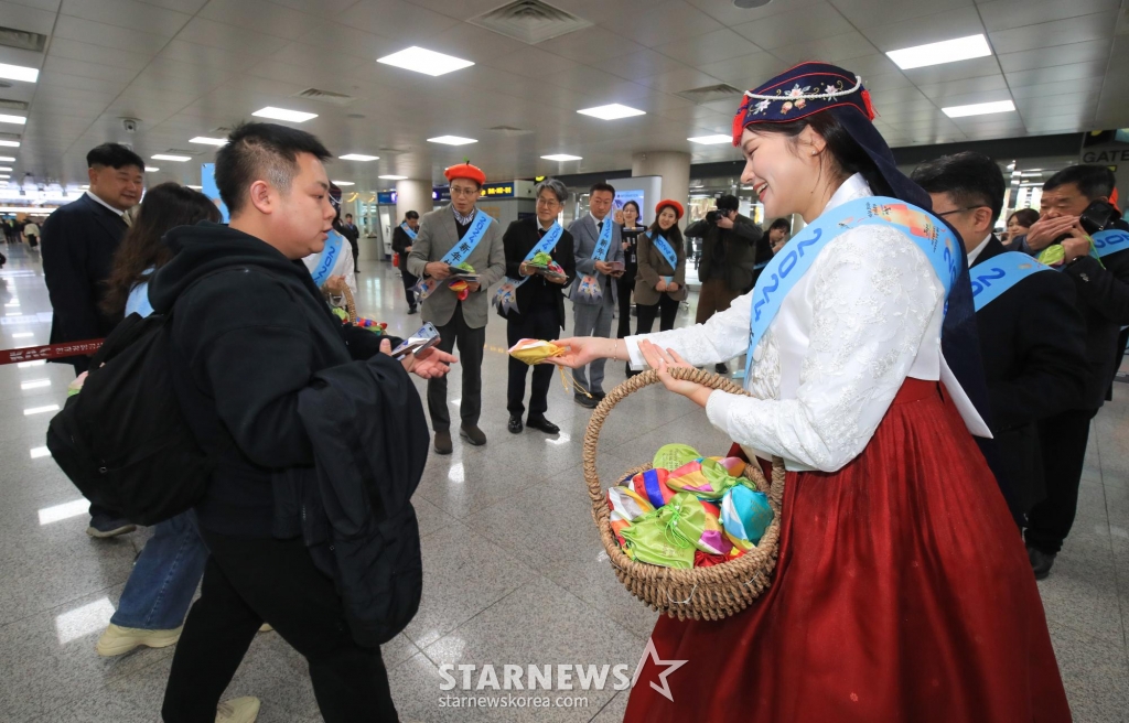 민족 최대 명절인 설 연휴를 앞둔 8일 오후 제주국제공항 1층 국제선 도착장에서 제주~상하이 직항노선을 타고 온 중국인 관광객들을 환영하는 행사가 열리고 있다/사진제공=뉴시스