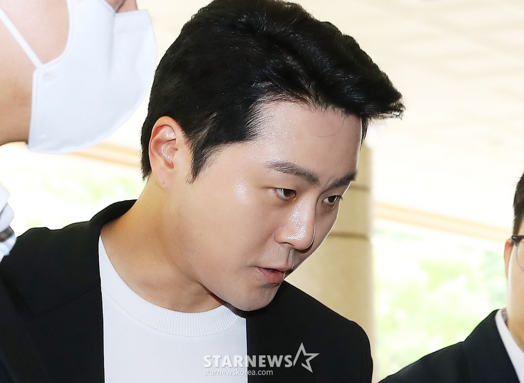 범인도피 방조와 도로교통법 위반(음주운전) 등 혐의를 받고 있는 가수 겸 배우 이루가 1일 오후 서울 마포구 서부지방법원에서 진행된 첫 공판에 출석하고 있다. 2023.06.01