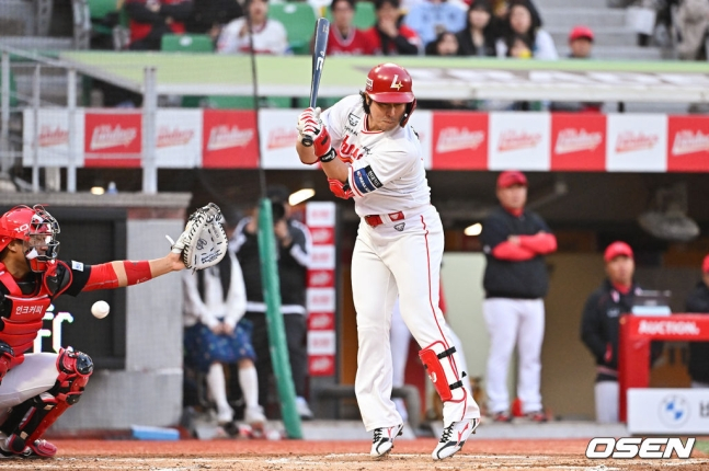 SSG 최정(가운데)이 17일 인천 KIA전에서 1회말 윌 크로우의 시속 150㎞ 투심 패스트볼에 맞았다.