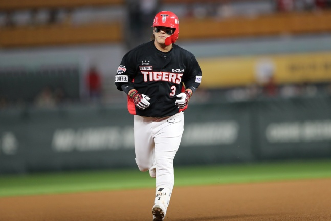 KIA 김선빈이 17일 인천 SSG전 4회초 솔로포를 때리고 그라운드를 돌고 있다. /사진=KIA 타이거즈