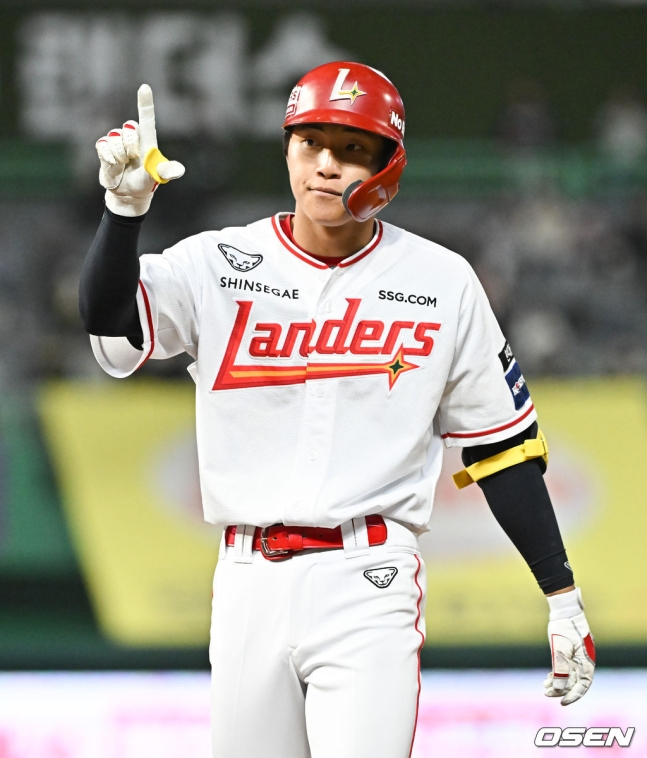 SSG 박지환이 17일 인천 KIA전 7회말 무사 1, 2루에서 1타점 적시타를 때리고 세리머니를 하고 있다.