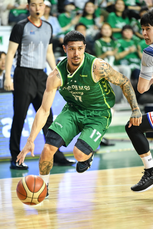 DB 가드 알바노(왼쪽)가 돌파를 시도하고 있다. /사진=KBL