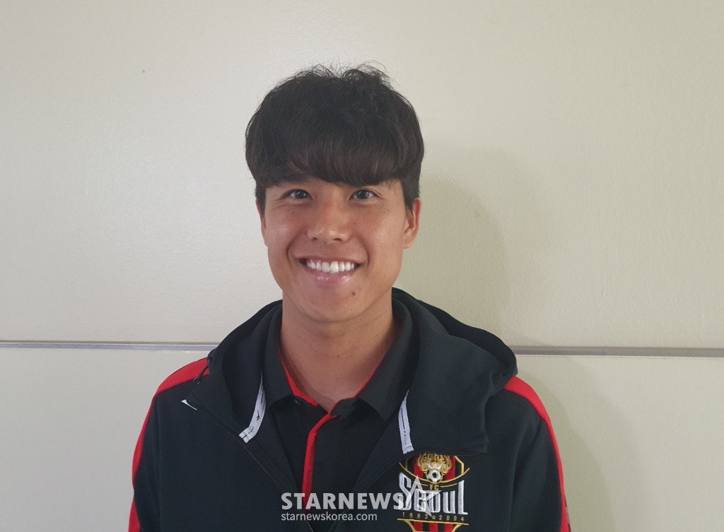 시게히로 타쿠야가 지난 17일 서울 양천구의 목동주경기장에서 열린 FC서울 대 서울이랜드의 '2024 하나은행 코리아컵' 3라운드 후 본지와 만나 사진 촬영을 하고 있다. /사진=박재호 기자
