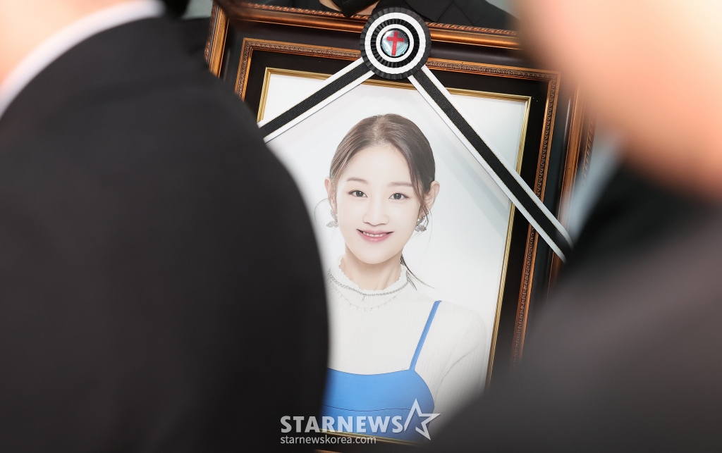 (서울=뉴스1) 김성진 기자 = 17일 오전 서울 송파구 서울아산병원 장례식장에서 ‘슈퍼스타K2’ 출신 가수 고(故) 박보람의 발인이 엄수되고 있다. 故 박보람은 지난 11일 오후 9시 55분께 지인들과 모임 중 화장실에서 쓰러진 상태로 발견돼 병원으로 옮겨졌으나 향년 30세의 나이로 숨졌다. 2024.4.17/뉴스1 Copyright (C) 뉴스1. All rights reserved. 무단 전재 및 재배포, AI학습 이용 금지. /사진=(서울=뉴스1) 김성진 기자