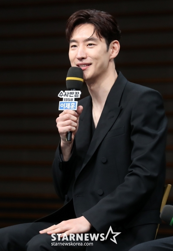 배우 이제훈이 18일 오후 서울 상암 MBC에서 열린 MBC 새 금토드라마 '수사반장 1958' 제작발표회에 참석해 취재진의 질문에 답하고 있다.