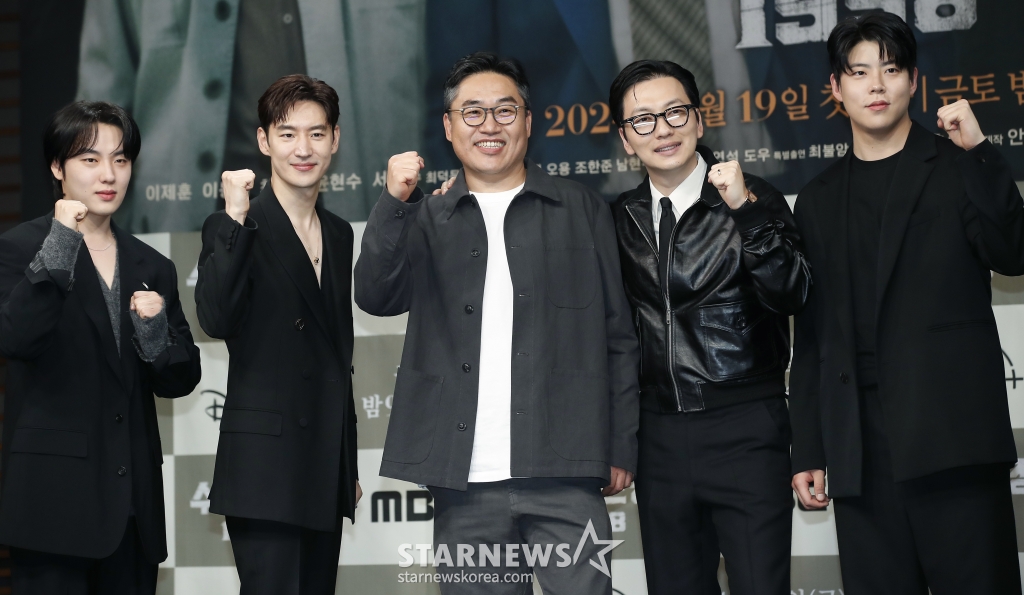 (서울=뉴스1) 권현진 기자 = 배우 윤현수(왼쪽부터)와 이제훈, 김성훈 감독, 이동휘, 윤현수가 18일 오후 서울 마포구 MBC신사옥 골든마우스홀에서 진행된 MBC 금토드라마 ‘수사반장 1958’ 제작발표회에서 포즈를 취하고 있다. ‘수사반장 1958’은 1958년을 배경으로 박영한 형사(이제훈 분)가 개성 넘치는 동료 3인방과 한 팀으로 뭉쳐 부패 권력의 비상식을 상식으로 깨부수며 민중을 위한 형사로 거듭나는 이야기를 그린 드라마다. 2024.4.18/뉴스1 Copyright (C) 뉴스1. All rights re /사진=(서울=뉴스1) 권현진 기자