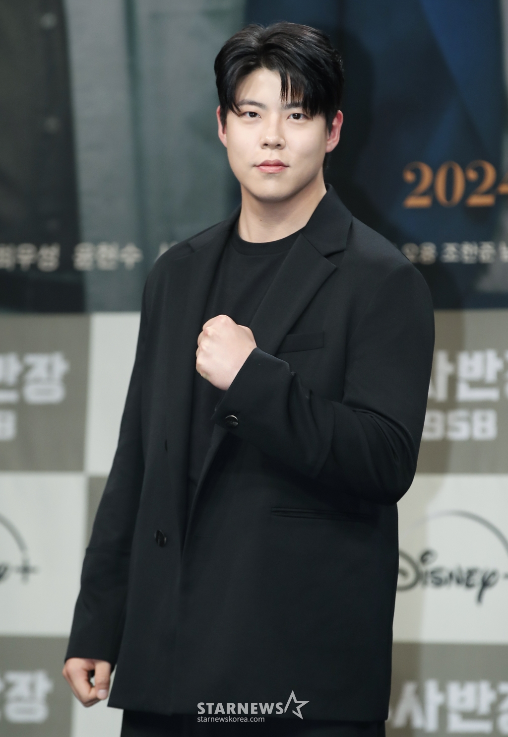 (서울=뉴스1) 권현진 기자 = 배우 최우성이 18일 오후 서울 마포구 MBC신사옥 골든마우스홀에서 진행된 MBC 금토드라마 ‘수사반장 1958’ 제작발표회에서 포즈를 취하고 있다. ‘수사반장 1958’은 1958년을 배경으로 박영한 형사(이제훈 분)가 개성 넘치는 동료 3인방과 한 팀으로 뭉쳐 부패 권력의 비상식을 상식으로 깨부수며 민중을 위한 형사로 거듭나는 이야기를 그린 드라마다. 2024.4.18/뉴스1 Copyright (C) 뉴스1. All rights reserved. 무단 전재 및 재배포, AI학습 이용 금 /사진=(서울=뉴스1) 권현진 기자