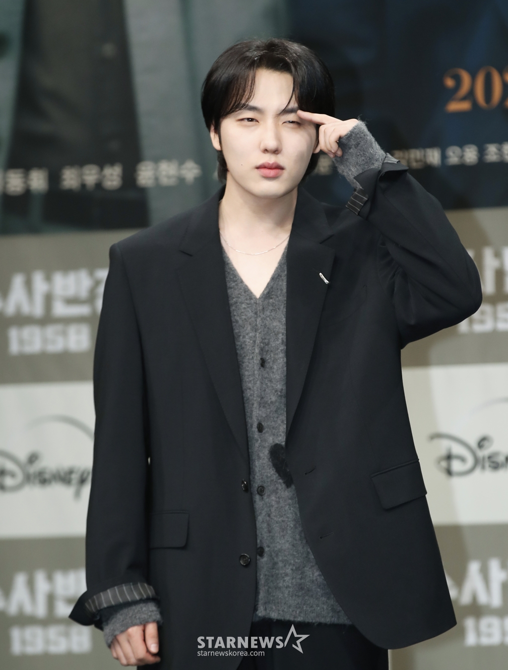(서울=뉴스1) 권현진 기자 = 배우 윤현수가 18일 오후 서울 마포구 MBC신사옥 골든마우스홀에서 진행된 MBC 금토드라마 ‘수사반장 1958’ 제작발표회에서 포즈를 취하고 있다. ‘수사반장 1958’은 1958년을 배경으로 박영한 형사(이제훈 분)가 개성 넘치는 동료 3인방과 한 팀으로 뭉쳐 부패 권력의 비상식을 상식으로 깨부수며 민중을 위한 형사로 거듭나는 이야기를 그린 드라마다. 2024.4.18/뉴스1 Copyright (C) 뉴스1. All rights reserved. 무단 전재 및 재배포, AI학습 이용 /사진=(서울=뉴스1) 권현진 기자