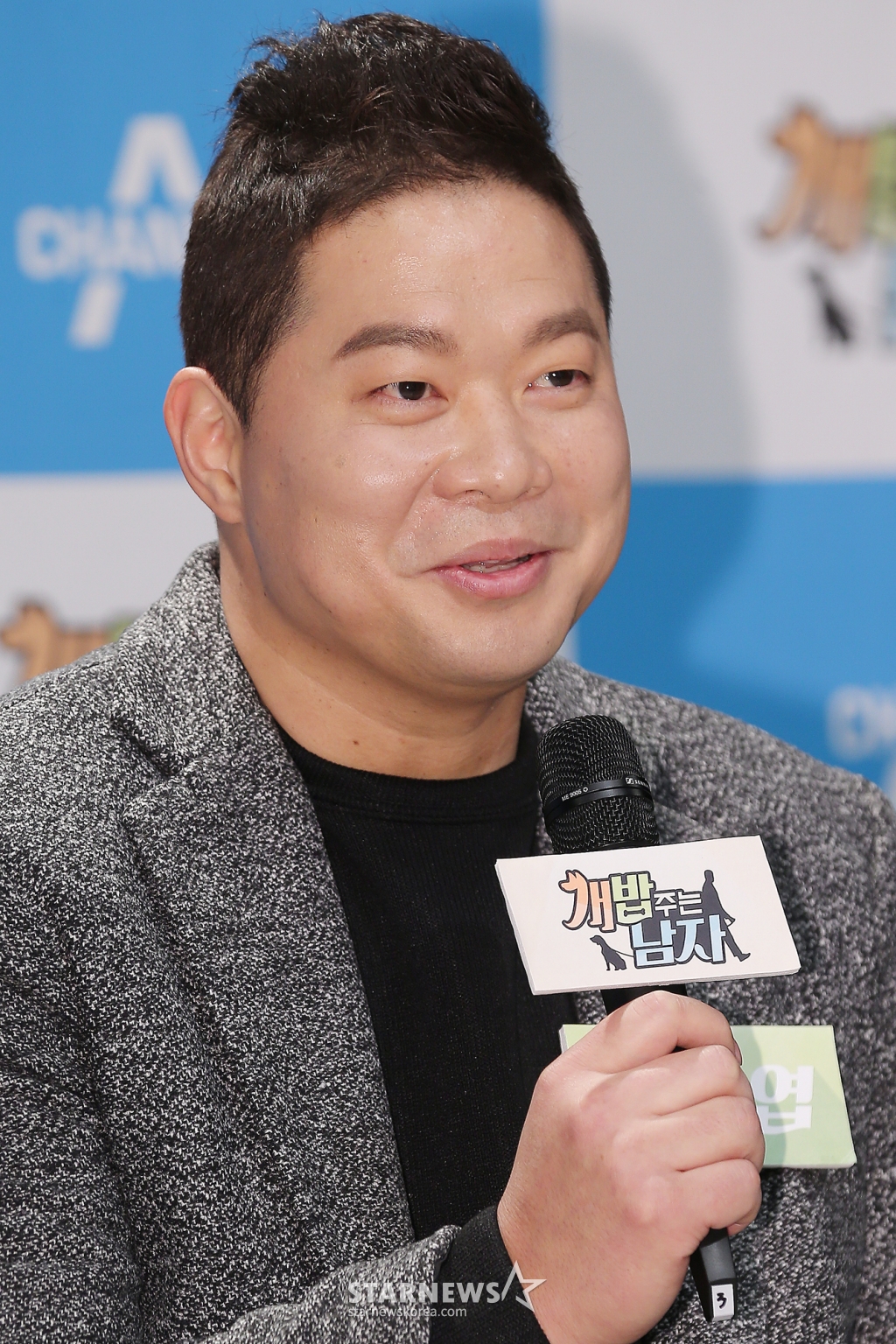 스포츠해설가 현주엽이 22일 오후 서울 마포구 상암동 동아디지털미디어센터에서 열린 채널A '개밥 주는 남자' 기자간담회에 참석해 인사말을 하고 있다. '개밥 주는 남자'는 각기 다른 생활 패턴을 가진 연예인들이 반려동물을 만나 가족을 이뤄가는 과정을 담은 프로그램으로 매주 금요일 밤 11시에 채널A에서 만나볼 수 있다. /사진=박찬하 인턴기자 photoray@