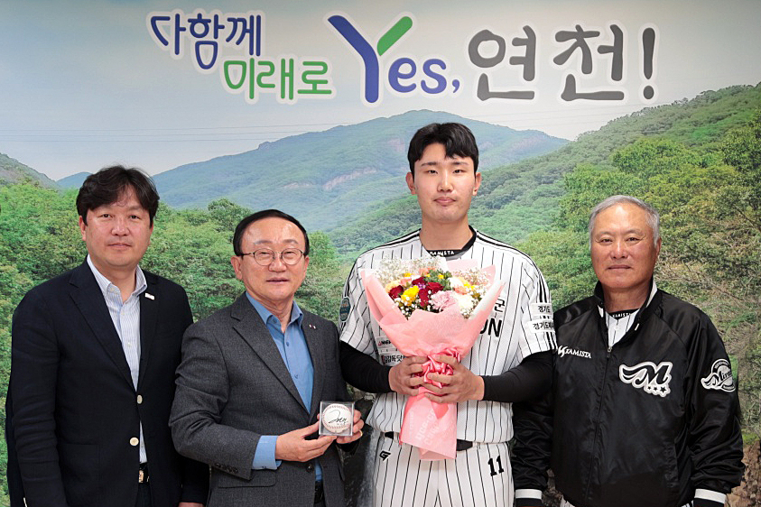 (왼쪽부터) 김광진 연천군야구소프트볼협회 회장, 김덕현 연천군수, 이현민, 김인식 연천 미라클 감독. /사진=연천 미라클 제공