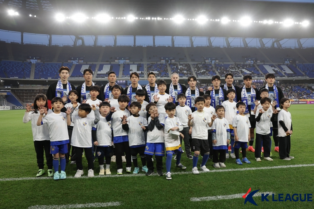 울산 선수들이 지난 17일 울산 문수축구경기장에서 열린 울산 HD 대 요코하마 마리노스의 '2023~24 아시아축구연맹(AFC) 챔피언스리그' 준결승 1차전 홈 경기 전 기념 촬영을 하고 있다. /사진=한국프로축구연맹 제공