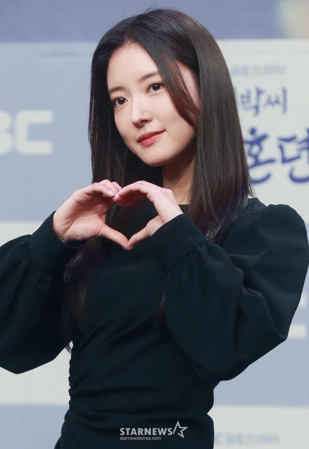 배우 이세영이 22일 오후 서울 마포구 상암동 MBC에서 진행된 금토드라마 '열녀박씨 계약결혼뎐' 제작발표회에 참석해 포즈를 취하고 있다. 죽음을 뛰어넘어 2023년 대한민국에 당도한 19세기 욕망 유교걸 박연우와 21세기 무감정끝판왕 강태하의 금쪽같은 계약결혼 스토리 '열녀박씨 계약결혼뎐'은 오는 24일 첫 방송된다. /2023.11.22 /사진=이동훈