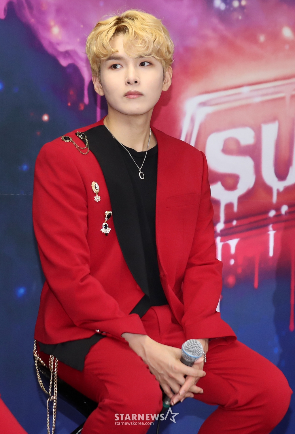 그룹 슈퍼주니어 려욱이 13일 오후 서울 송파구 올림픽공원 KSPO DOME에서 진행된 정규 9집 앨범 발매 및 단독 콘서트 '슈퍼쇼 8' 기자회견에 참석해 질의응답을 하고 있다.