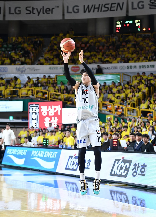 KT 문성곤이 3점슛을 시도하고 있다. /사진=KBL