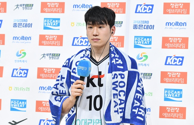 KT 문성곤이 인터뷰를 하고 있다. /사진=KBL