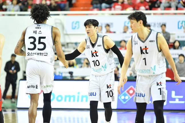 KT 문성곤(가운데)이 패리스 배스(왼쪽)와 이야기를 나누고 있다. /사진=KBL