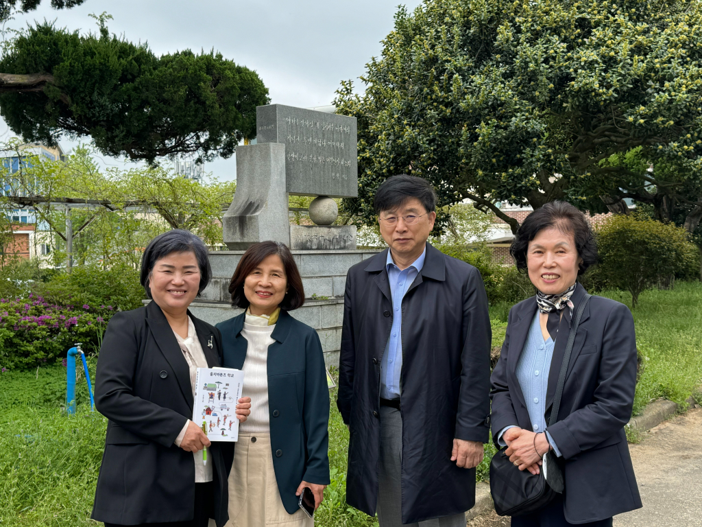 남평도서관 유미라관장, 이진희 영산포여중 교장, 구수환 감독, 장성례 이태석재단 광주전남지부 후원회장(왼쪽부터) /사진제공 이태석재단
