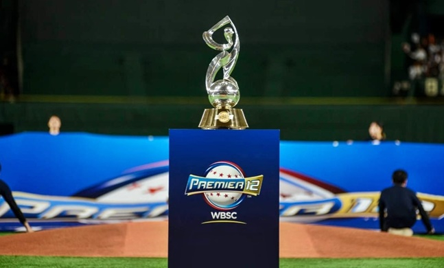 프리미어12 우승 트로피. /사진=WBSC