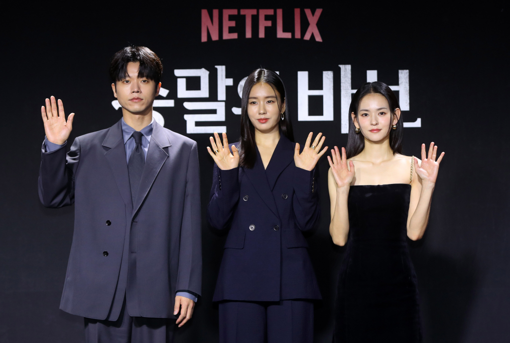 [서울=뉴시스] 김혜진 기자 = 배우 전성우(왼쪽부터), 안은진, 김윤혜가 19일 오후 서울 용산구 몬드리안 서울에서 열린 넷플릭스 '종말의 바보' 제작발표회에서 포즈를 취하고 있다. 2024.04.19. jini@newsis.com /사진=김혜진