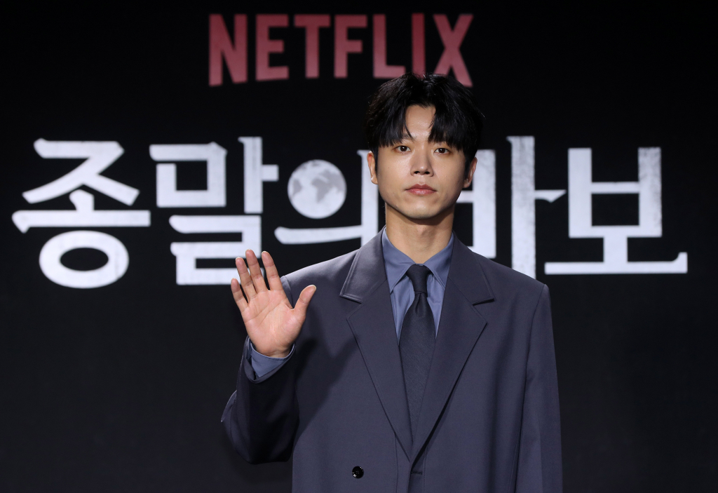 [서울=뉴시스] 김혜진 기자 = 배우 전성우가 19일 오후 서울 용산구 몬드리안 서울에서 열린 넷플릭스 '종말의 바보' 제작발표회에서 포즈를 취하고 있다. 2024.04.19. jini@newsis.com /사진=김혜진