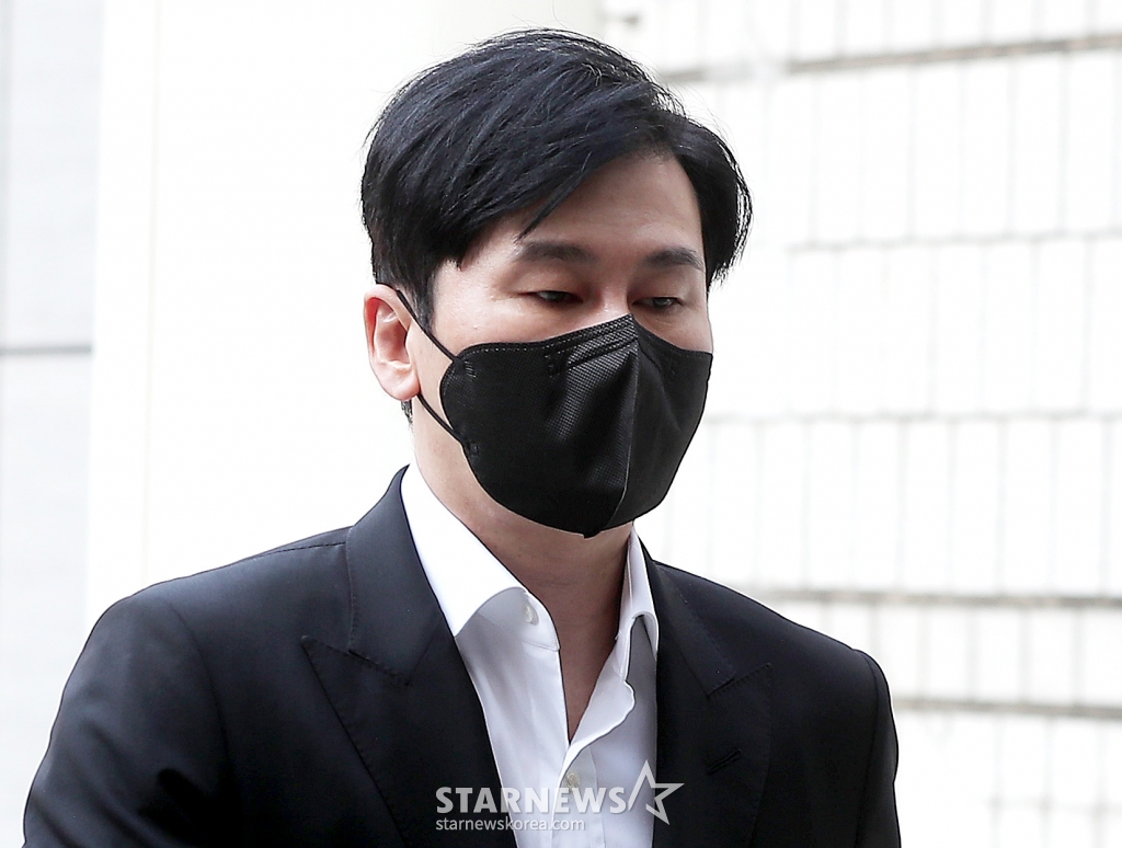특정범죄 가중처벌 등에 관한 법률 위반(보복협박) 등의 혐의를 받고 있는 양현석 전 YG엔터테인먼트 대표가 1일 오후 서울 서초구 중앙지방법원에서 진행된 공판에 출석하고 있다. 2022.11.01