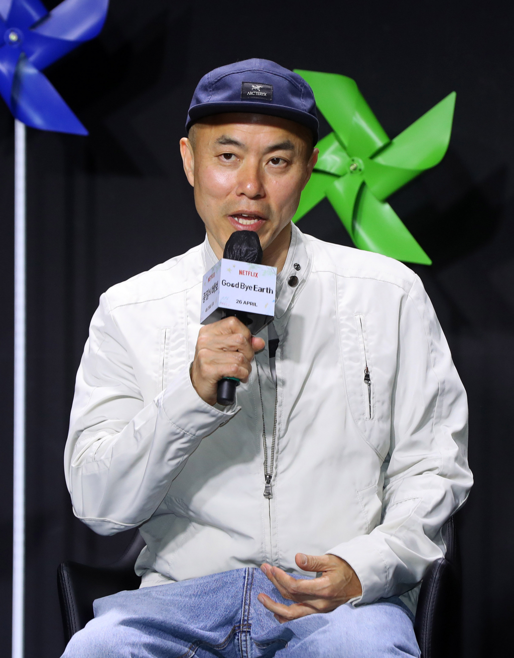 [서울=뉴시스] 김혜진 기자 = 김진민 감독이 19일 오후 서울 용산구 몬드리안 서울에서 열린 넷플릭스 '종말의 바보' 제작발표회에서 인사말을 하고 있다. 2024.04.19. jini@newsis.com /사진=김혜진