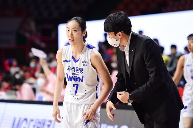 우리은행 시절의 박혜진(왼쪽)과 위성우 감독. /사진=WKBL