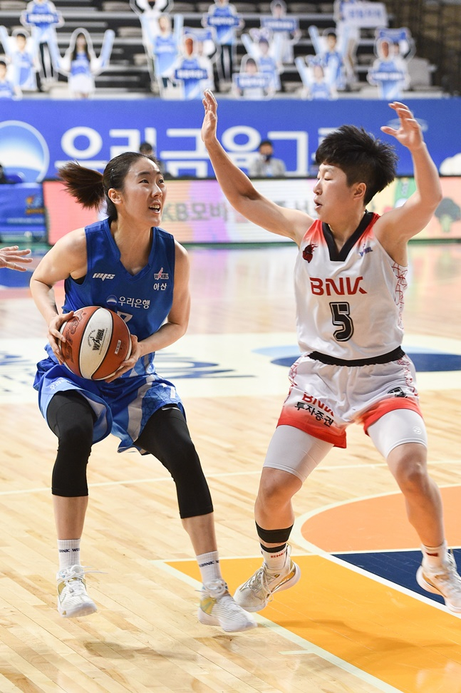 박혜진(왼쪽)과 안혜지. /사진=WKBL
