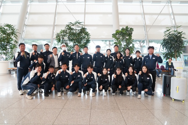 대한민국 양궁 국가대표팀이 20일 2024 현대 양궁 월드컵 1차 대회가 열리는 중국 상해로 출국하기 전 기념사진을 촬영하고 있다. /사진=대한양궁협회