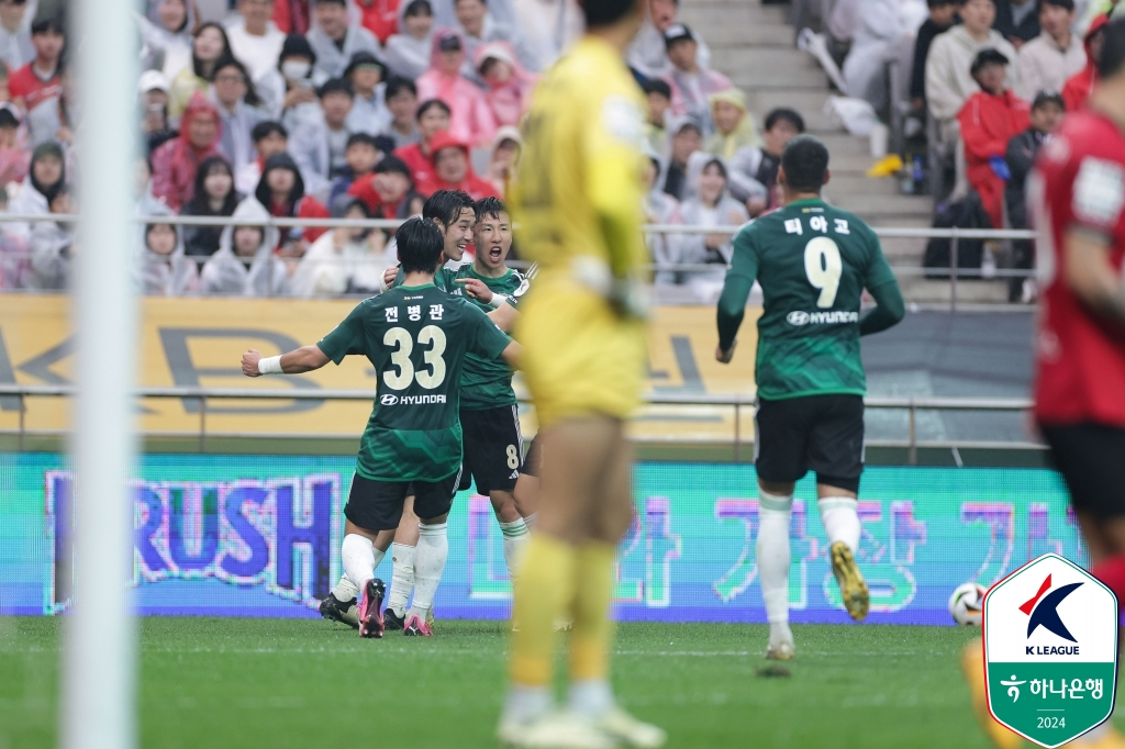 골을 넣고 기뻐하는 전북 선수들. /사진=한국프로축구연맹 제공