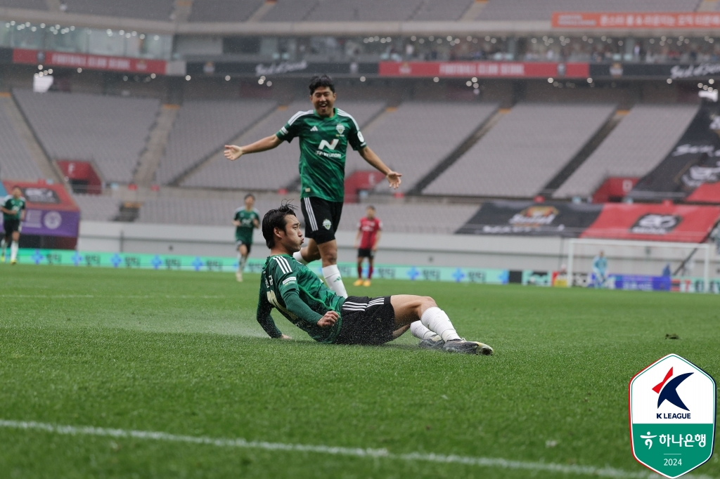 득점에 성공한 송민규(가운데 아래). /사진=한국프로축구연맹 제공