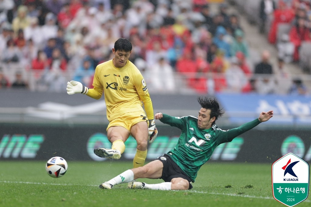 태클하는 송민규(오른쪽). /사진=한국프로축구연맹 제공