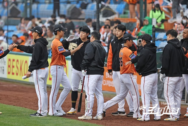 한화 이글스 황준서가 20일 삼성 라이온즈전 선발 등판해 5회를 마치고 동료들의 환영 속에 더그아웃으로 향하고 있다. /사진=한화 이글스