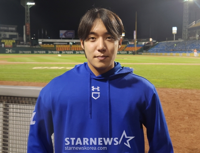 삼성 원태인이 20일 한화전 승리 투수가 된 뒤 취재진과 인터뷰를 나누고 있다./사진=안호근 기자