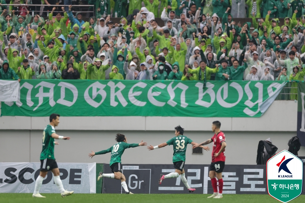 전북 현대 선수들이 골을 터트리고 기뻐하고 있다. /사진=한국프로축구연맹 제공